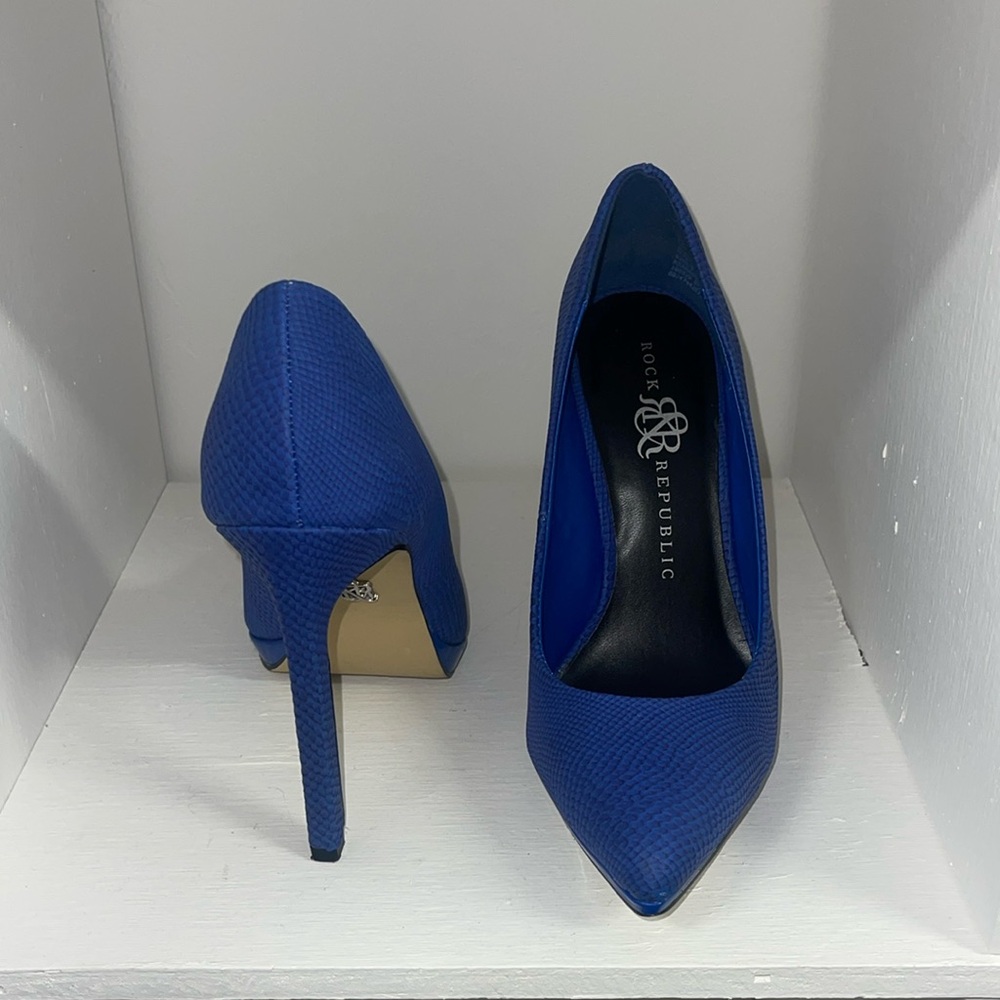 Rock & Republic Heels
Size 7.5
Blue color